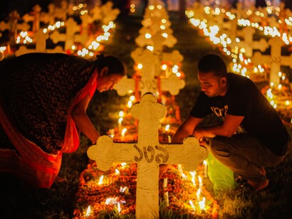 El día 2 de noviembre, los cristianos acuden al cementerio y oran por las almas difuntas de sus seres queridos. El Día de los Almas es un día católico romano de recuerdo de amigos y seres queridos pero en realidad es una vieja tradición pagana, Dhaka, Bangladesh