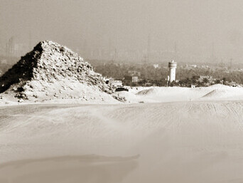 Cleopatra no fue una mujer banal. Fue una mujer extraordinariamente inteligente, políglota, filósofa, estratega y gobernante, capaz de enfrentar al imperio más poderoso de su tiempo. Paisaje de las pirámides de Abu Sir, Egipto