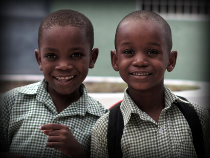 Molti minori haitiani vengono ingannati con false promesse di istruzione e lavoro, per poi essere costretti alla prostituzione. 
Port-au-Prince, Haiti. Foto di @TopSphereMedia