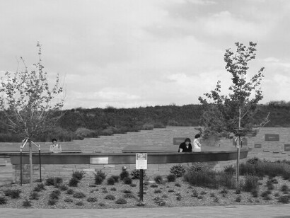 En este nuevo escenario, la sociedad como cuerpo político y moral desaparece.  Monumento Conmemorativo de la Escuela Secundaria Columbine, Clement Park, Littleton, Colorado, 2008. EE.UU.