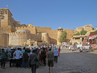 Il turismo di massa ha quindi contribuito ad accentuare la fragilità ambientale e strutturale di un sito già caratterizzato dalla scarsità d’acqua. Jaisalmer, Rajasthan, India