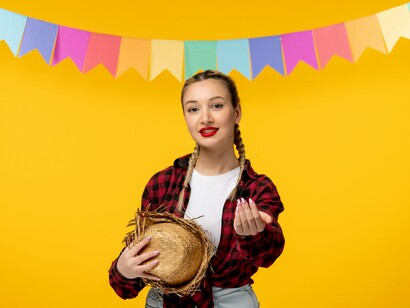 Óbvio, há diferenças em tradições como o caso do Alho-Porro na Festa do Porto e da dança de quadrilha com gente vestida de noiva. Porque são tradições fundamentadas em cima de histórias diferentes de lugares diferentes. Mas mesmo assim não podemos deixar de citar as pequenas proximidades entre ambas as festas de culturas bastante próximas