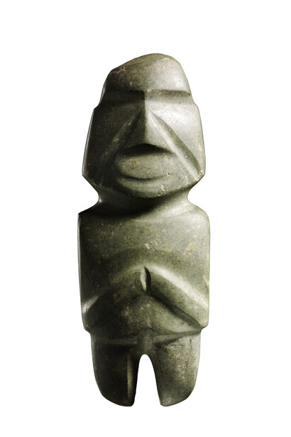 Statuetta antropomorfa . Cultura Mezcala, Stato di Guerrero, Messico . Preclassico recente, 300-100 a.C. Diorite . Altezza: 31 cm. Venezia, Collezione Ligabue
