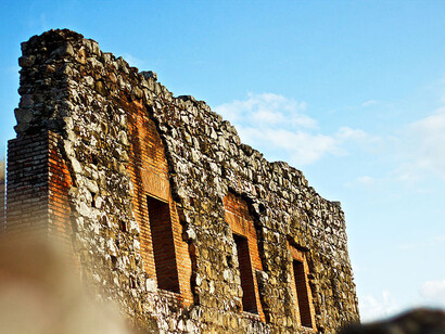 Vista de una de las paredes renovadas de la Iglesia y Convento de la Compañía de Jesús, en la Ciudad de Panamá, Panamá