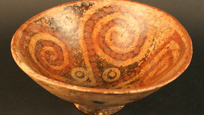 Compotera polícroma

Materiales: Cerámica

Desarrollos Regionales 500 a.C.- 500 d.C.

Medidas: 100 mm alto