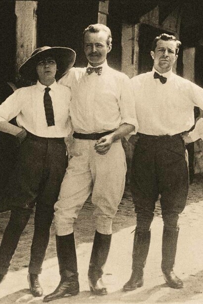 Coco Chanel in un look da fantino con i pantaloni alla zuava 