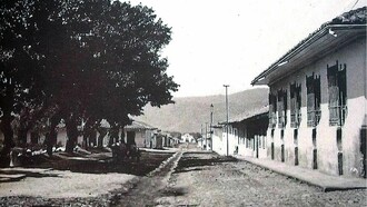 Una vista de Cartago a finales del siglo XIX, donde se observa la calle al costado oeste del parque. Al fondo, sur, el rastro o matadero municipal. A la derecha, la pared este de la casa de Anacleta, quizás habitada aún por su hija María Manuela. Foto del estadounidense Henry G. Morgan, hacia el año 1890, facilitada por Luis Humberto Figueroa Cubero