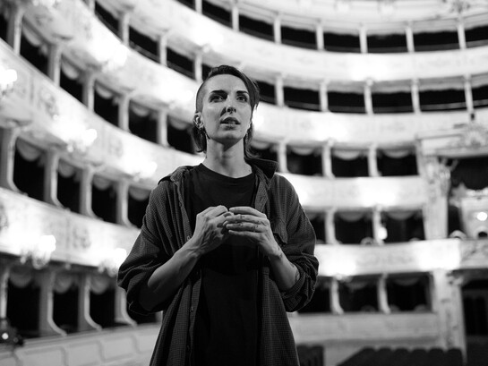 Lo sguardo di Sofia Nappi rivolto verso il palcoscenico: momenti di creazione © Jurgen Todt