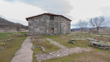 Quintanilla de las Viñas. Ermita de Santa María.  Visigoda. Siglo VII y posteriores. Lado este y traza de cimientos. Castilla y León, Burgos. España
