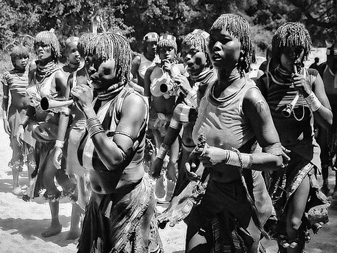 Mulheres da tribo Hamar, na Etiópia. A vida em sua casa era simples, mas cheia de momentos memoráveis. Enquanto eu trabalhava na comunicação do seu negócio, também passei o tempo conhecendo melhor a cidade e a cultura local. Às vezes, íamos a bares e restaurantes da região, e eu fazia meu trabalho enquanto outros amigos de Asu chegavam. Passávamos as tardes conversando, tomando café e mascando khat, uma planta com propriedades estimulantes que é bastante consumida em várias partes da África Oriental, incluindo a Etiópia