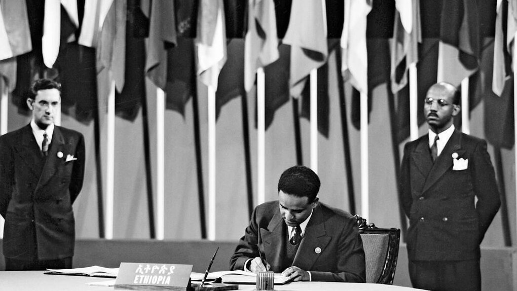 Aklilu Habte-Wold (1912-1974), político etíope. Educado en Francia y protegido del emperador Haile Selassie, ministro de Asuntos Exteriores (1943-1958), en la foto firmando la Carta de las Naciones Unidas en representación de su país y se desempeñó como primer ministro desde 1961 hasta 1974. Murió ejecutado durante el golpe de Estado militar.