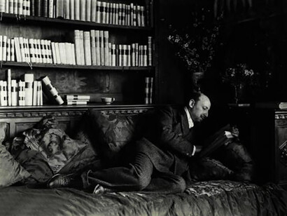 Mario Nunes Vais (1856-1932), "Gabriele D'Annunzio reading"