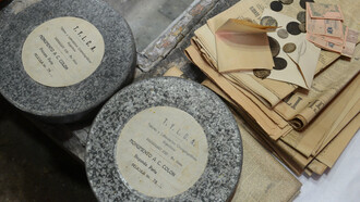 Documentos depositados en una cápsula del tiempo