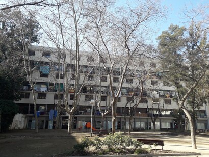 La construcción se inició en marzo de 1933, con un acto público de colocación de la primera piedra, al que asistieron el presidente de la Generalitat, Francesc Macià, y el alcalde de Barcelona, Jaume Aiguader. Casa Bloc, Barcelona, España