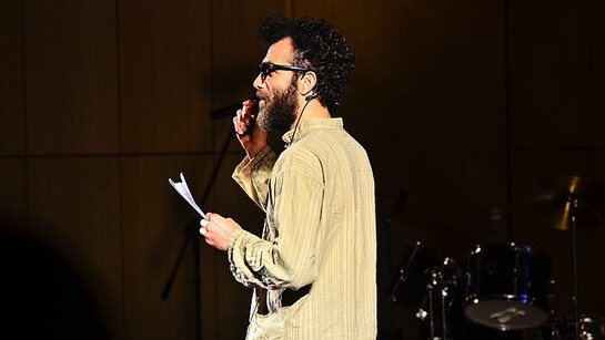 Faig Ahmed es un artista visual contemporáneo oriundo de Azerbaiyán conocido por su estilo surrealista que consiste en integrar distorsiones visuales en las alfombras orientales tradicionales. La fotografía de esta portada fue tomada en una charla en TEDxADA.