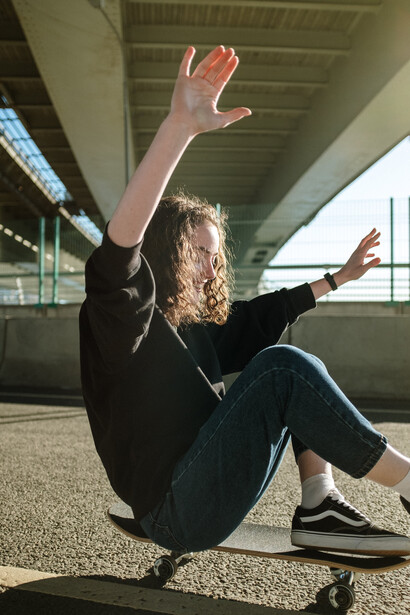 Skatista se diverte com técnicas no skate