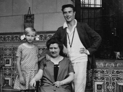 Juan Gil-Albert, con su madre y su hermana, en el porche de Villa Vicenta. Foto: Biblioteca Valenciana