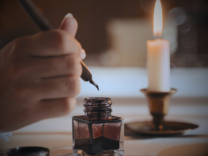 Escritora utiliza tinta e pluma