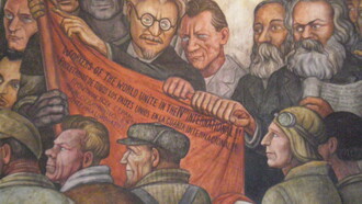 Fragmento de «El hombre controlador del Universo», mural de Diego Rivera en el Palacio de Bellas Artes de México: sostienen la bandera Trotski (en el centro), Engels y Marx (derecha)
