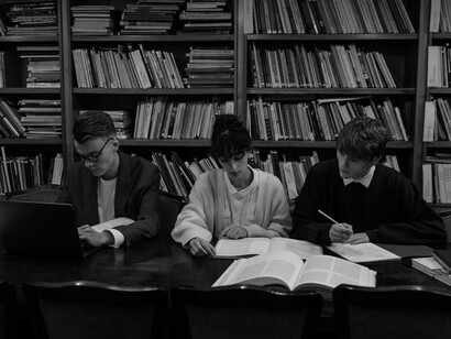 Berit Glanz, em seu artigo intitulado Bibliotecas em ótimo clima, fala sobre a presença das bibliotecas em redes sociais. Ele demonstra como as bibliotecas estão ficando atrás na vanguarda da inovação na forma de midiatização dos seus serviços e conteúdos
