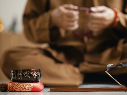 Giovane con campana tibetana e incenso: "Salvatore... ha trovato margine di manovra nelle classiche dottrine orientali del buddhismo zen..."