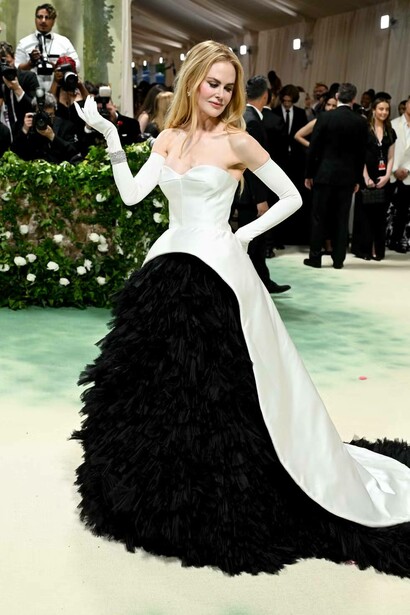 Nicole Kidman al Met Gala del 2024 con l'abito ricostruito fedelmente di Cristobal Balenciaga degli anni Cinquanta