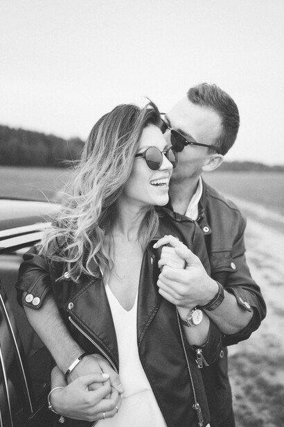 La felicidad es un concepto subjetivo que varía entre las personas, pero en esencia representa un estado de bienestar y realización personal