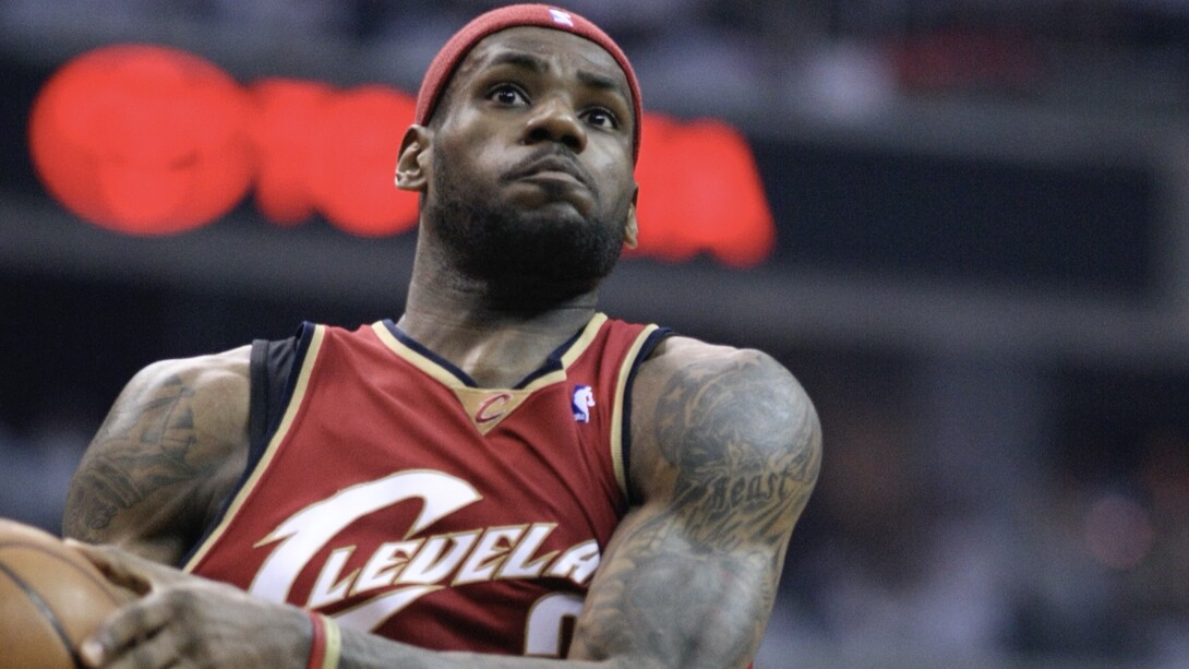 LeBron James, surnommé « King James », a marqué l’histoire de la NBA depuis ses débuts en 2003 avec les Cleveland Cavaliers