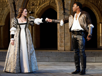 Heather Lind interpreta a Desdémona y Chukwudi Iwuji a Otelo