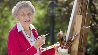 Mujer mayor pintando un cuadro