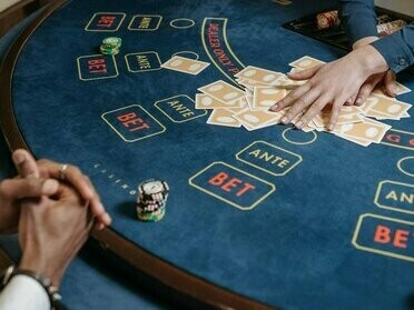 Mesa de poker. Ao final da primeira rodada de apostas, temos duas opções: seguir com o jogo, caso ninguém suba o valor da aposta inicial; ou fazer outra rodada de recolhimento de apostas; caso alguém tenha subido o valor do pote. Agora, serão colocadas três cartas na mesa e viradas para cima, novamente teremos a rodada de apostas. Depois temos mais uma carta virada para cima; apostas; outra carta; apostas novamente
