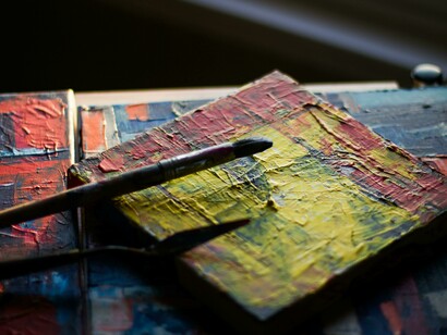 Me acordé de una imagen: las paredes del aula de un rosado impecable, alumnos con pinceles, algunos distraídos confiándole sus huellas al muro de la sala