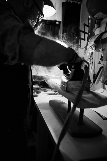 Atelier n. 12. Stefano Angelico mentre crea un capo su misura © Giovanni Mafrici