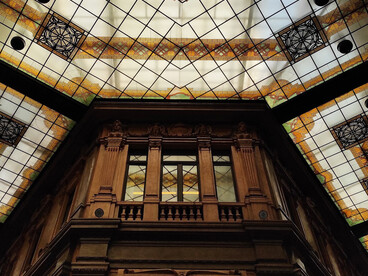 Los techos de cristal y la elegancia de La Feltrinelli de la Galleria Alberto Sordi contrastan con la historia de conspiraciones y financiamiento clandestino que la fotografía de un amigo termina evocando