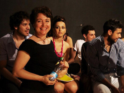 Eljana Popova circondata da un gruppo di studenti al Centro sperimentale di cinematografia di Roma, Italia, dove insegna da una ventina d’anni