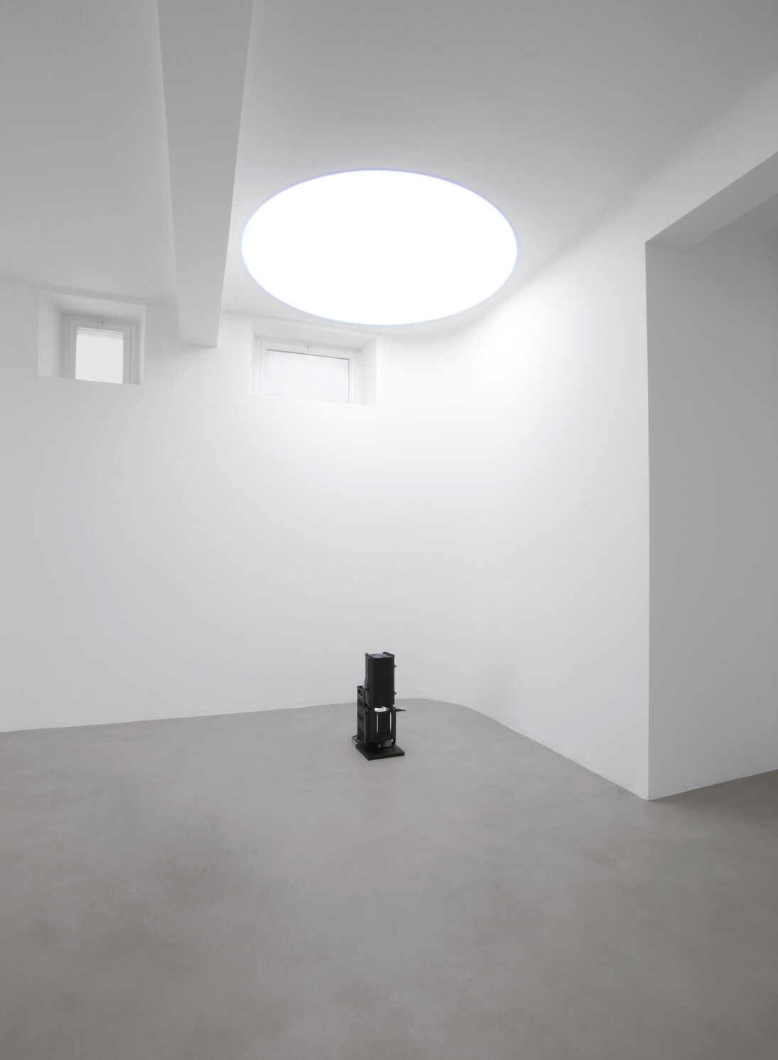 Michel Verjux, Au plafond, calage en angle (source au sol), 2016 Proiettore. Courtesy A arte Invernizzi, Milano. Foto Bruno Bani.
