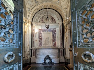 La tomba di Dante Alighieri a Ravenna custodisce le spoglie del grande poeta morto nel 1321 durante il suo esilio da Firenze. Ravenna, Italia