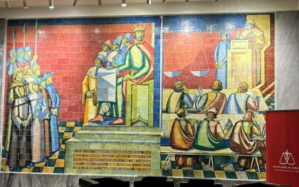 Painel cerâmico com obra de arte que representa a Fundação do Estudo Geral em 1290, situado ao fundo dos Passos Perdidos (no hall principal) da Faculdade de Direito da Universidade de Lisboa, datado de 1957, do pintor Lino António. Destacando as raízes medievais da Universidade de Lisboa, na figura do painel, D. Dinis segura o documento, ato este a que assistem o clero, a nobreza e cavaleiros, que haviam solicitado a criação do Estudo. À direita uma aula de Direito, com o Professor na sua cátedra, perante os seus alunos. Os dois painéis estão divididos por uma espada e uma balança, símbolos de justiça