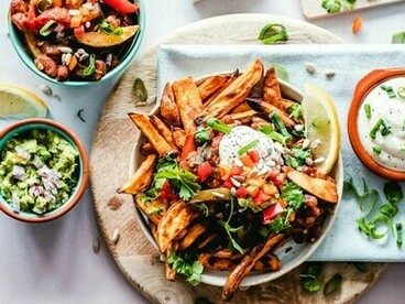 Deixamos de comer o mais adequado para o nosso ritmo biológico, de descansar sem culpa, de falar o que nos incomoda e tratamos a saúde como algo que pode ser comprado em espaços que denominamos farmácia



