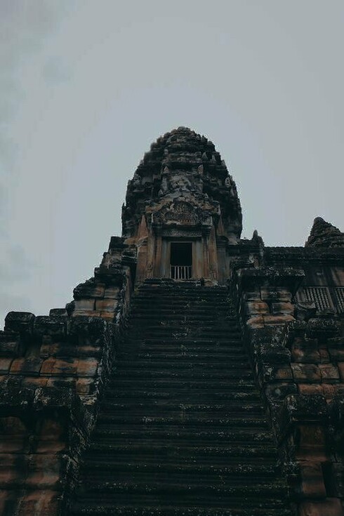Tempio Angkor Wat, Sieam Reap, Cambogia. Gli stranieri che visitano la Cambogia amano soffermarsi solo sugli aspetti positivi della sua storia millenaria ma anche queste bellezze architettoniche potrebbero scomparire, insieme alla natura circostante