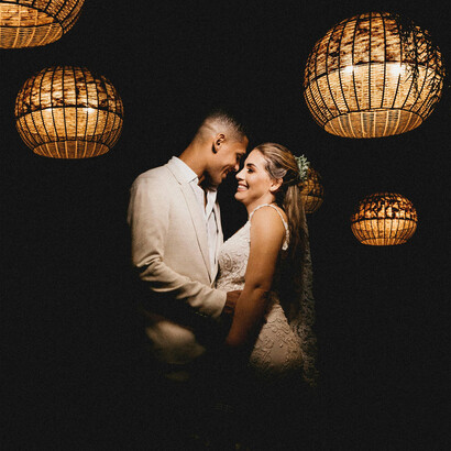 Noivos. O casal terminou a dança com um beijo sentido de quem queria passar o resto da vida junto