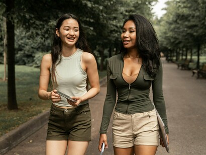 O ritmo frenético da vida moderna, com excesso de tarefas, pressões profissionais, redes sociais e estímulos constantes, nos afasta da escuta verdadeira. A comunicação hoje é muitas vezes instantânea, feita por mensagens curtas, emojis ou respostas automáticas. Numa reunião, alguém fala enquanto os outros checam e-mails; em casa, pais e filhos dividem o mesmo espaço, mas não o mesmo tempo de atenção