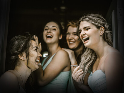 Chicas riendo. Viaja y extravía el regreso las veces que puedas