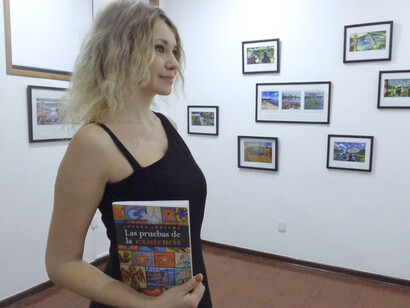 Joanna Longawa con su libro 'Las pruebas de la existencia' en el centro cultural Tierra Baldía en Lima, Perú (Fotografía tomada por Gianmarco Farfán Cerdán)