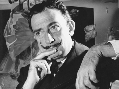Fotografia de Salvador Dalí tirada em 1930. Foto disponível em Enciclopédia Britannica