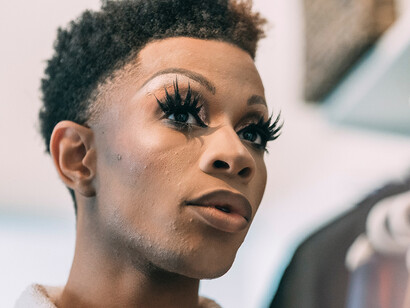 Culture Drag. Elle est née de la douleur, et tout ce qui naît de la douleur se voit porté par l’amour et la bienveillance