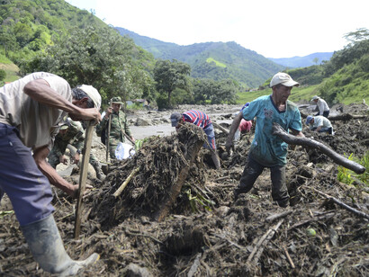Colombia, flood mudslide rescuers