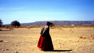 Donna Herero con abito e copricapo tradizionali