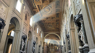Cattedrale Lateranense, Roma, Italia. Interno, navata centrale illuminata dal sole, ph. Roberto Luciani