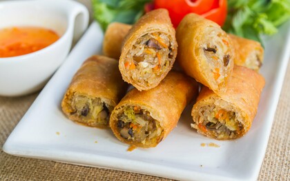 Golden-brown lunpia served with dipping sauce, symbolising the lasting legacy of Semarang's traditional cuisine